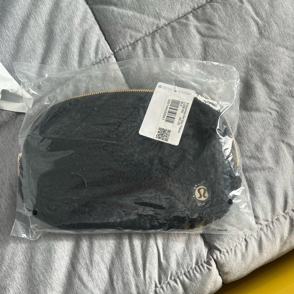 Lululemon Everywhere Belt Bag 1L     *Fleece Black